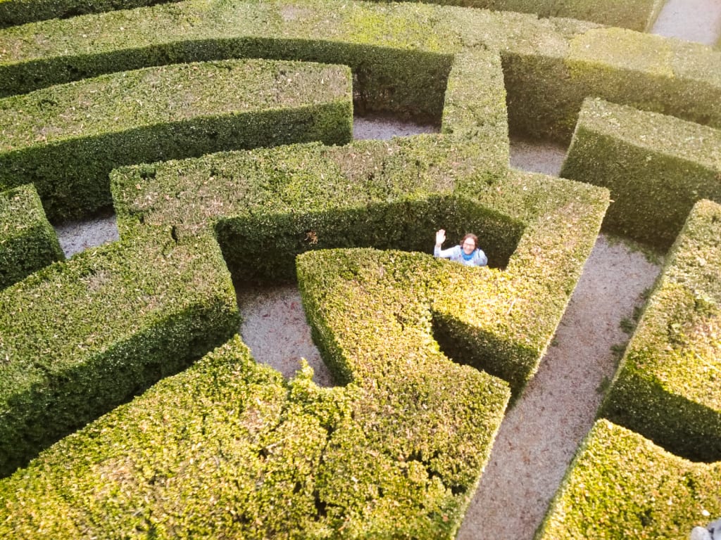 Giardino con labirinto verde visto dall’alto.